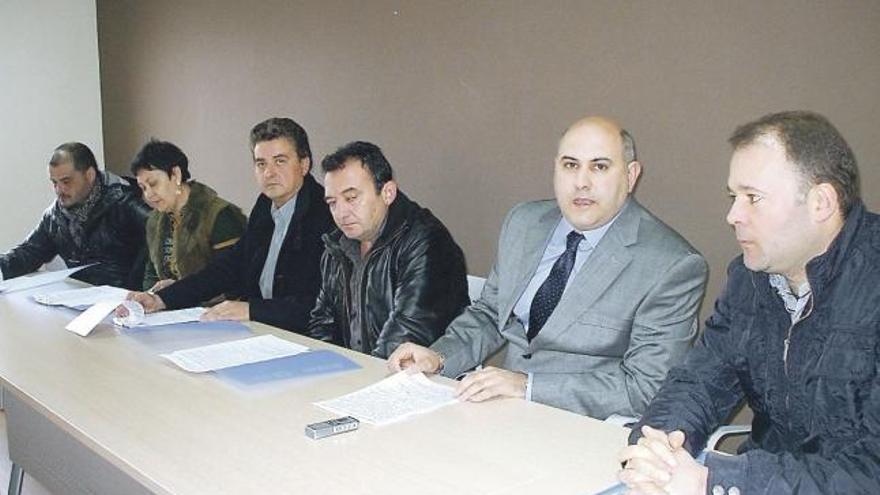 Elier Ballesteros, segundo por la derecha, durante una reunión de la CEOE de Toro.