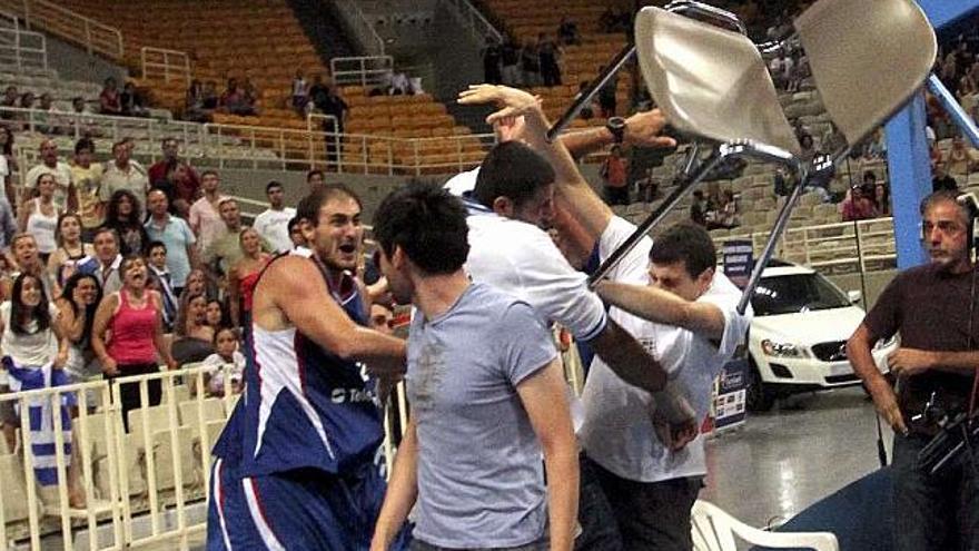 El pívot serbio Nenad Krstic, arrojando una silla al jugador griego Ioannis Bourousis. / icon
