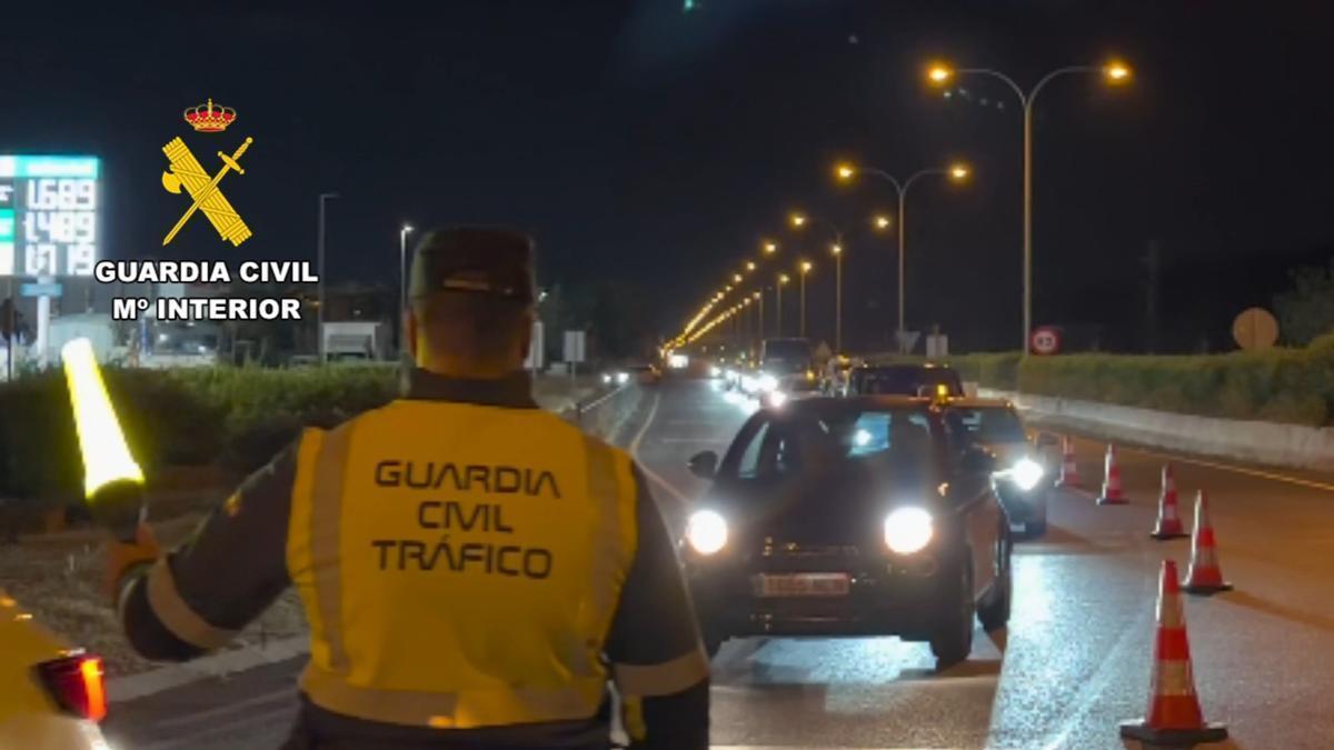 Agentes de la Guardia Civil durante un conrrol de tráfico nocturno en Mallorca.