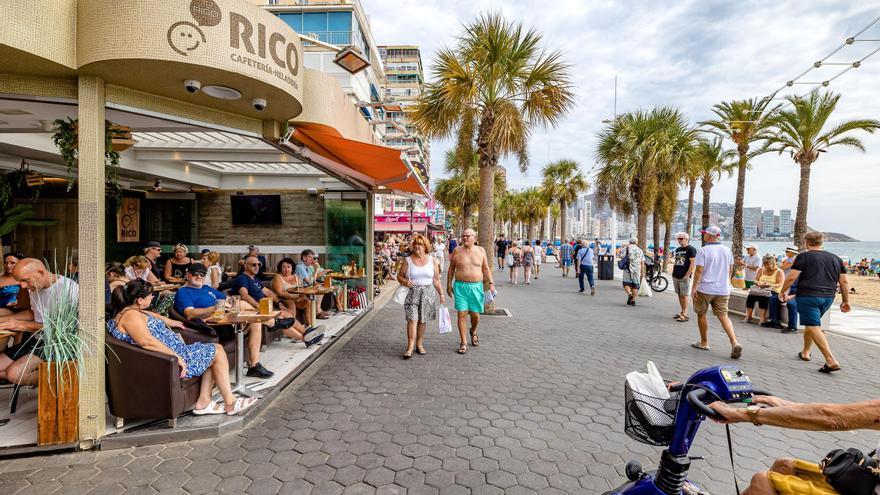 Adiós a las mesas y sillas en el paseo de Levante de Benidorm