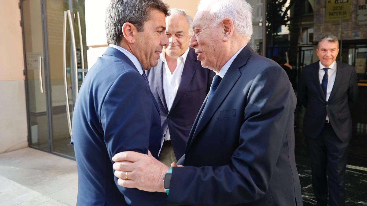 Mazón y Margallo se saludan en un acto reciente, ante la mirada de González Pons