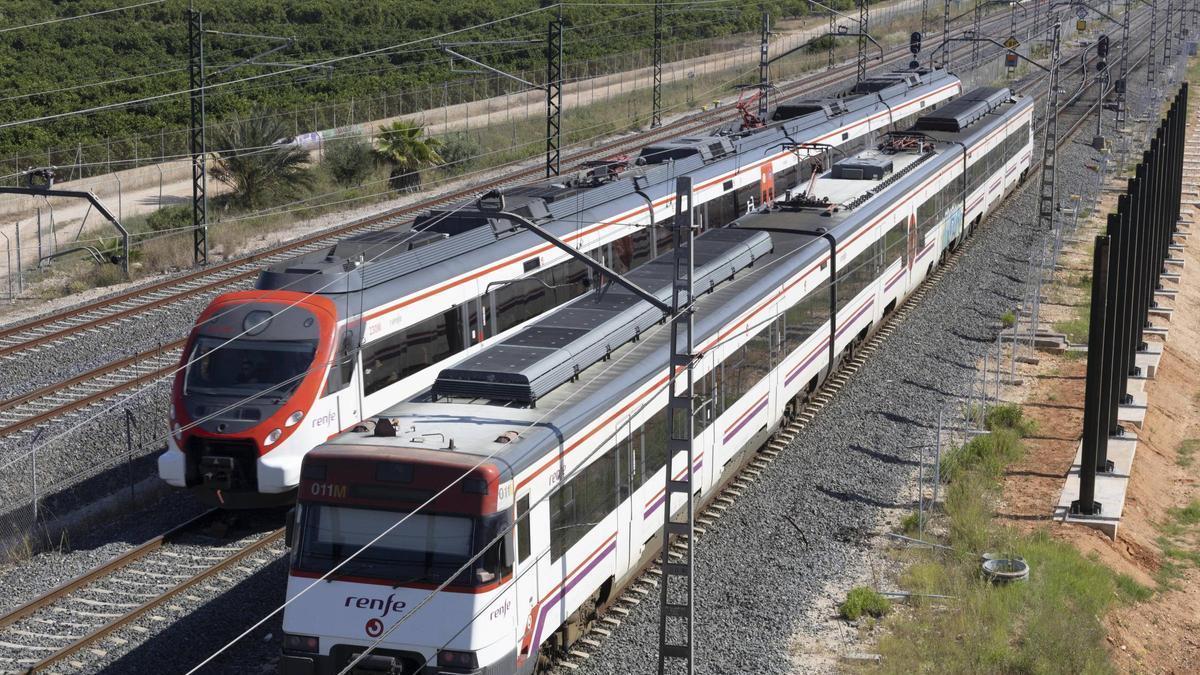 Dos trenes se crucan en la línea de Cercanías C-2 en una imagen reciente.