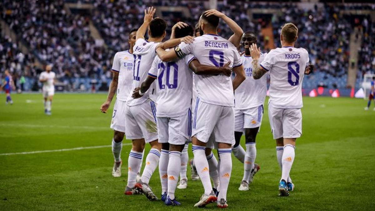 Los jugadores del Madrid felicitan a Benzema tras marcar el 1-2 al Barça en la Supercopa de España.