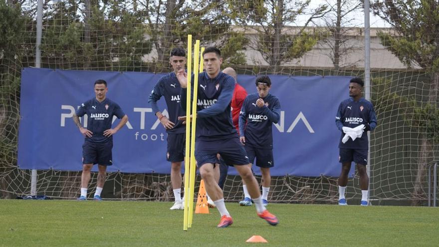 Por la izquierda, Roque Mesa, Pascanu, Jordan y Hassan, durante el entrenamiento de ayer del Sporting en Pinatar Arena. | RSG