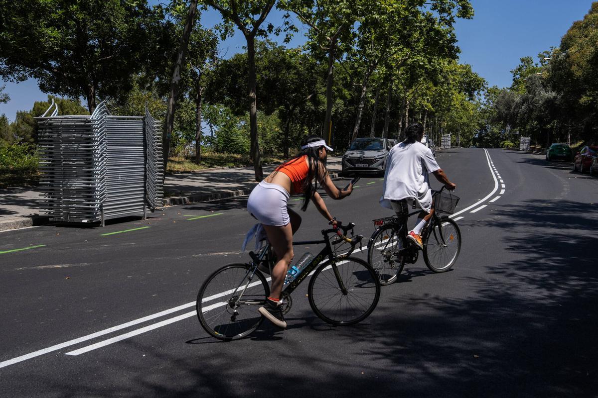 Avenida Miramar, entre la calle Font-Trobada y la plaza Carlos Ibáñez, en Montjuïc, tramo incluido en las actuaciones de mejora del firme con motivo del paso del Tour de Francia, este martes.