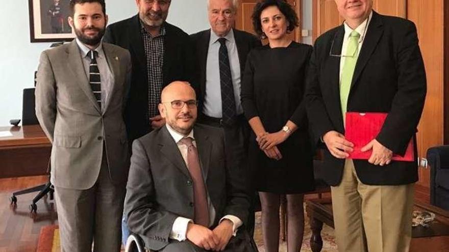 Sandra González, entre otros, con el director general de Infraestructuras de Defensa, con Anxo Queiruga (en la silla) y Miguel Pazo. // Faro