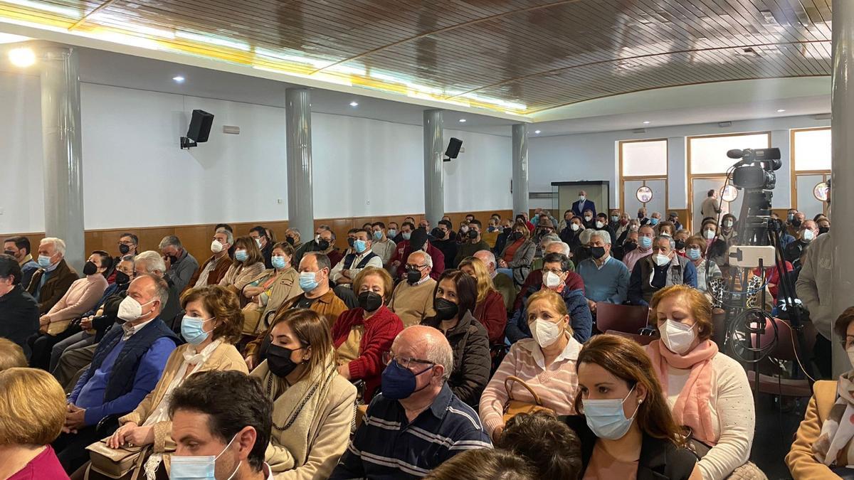 Asistentes al homenaje en Espejo de Juan Pérez Ortiz.