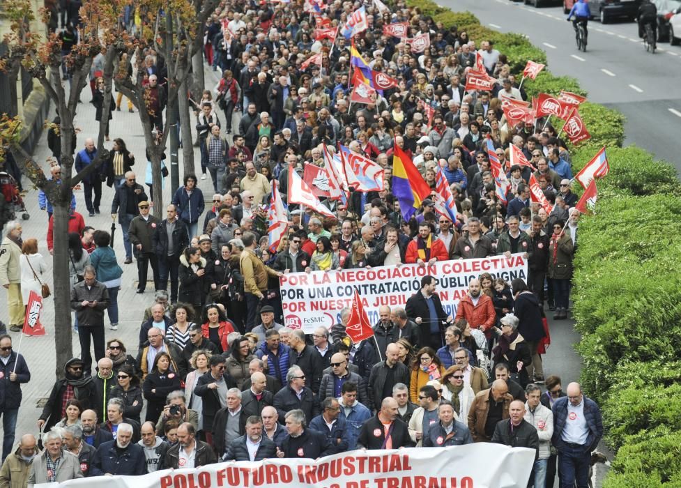 Unas 4.000 han secundado la manifestación convocada por UGT y CCOO que ha arrancado A Palloza y ha terminado en la plaza de Ourense, ante la Delegación del Gobierno en Galicia.