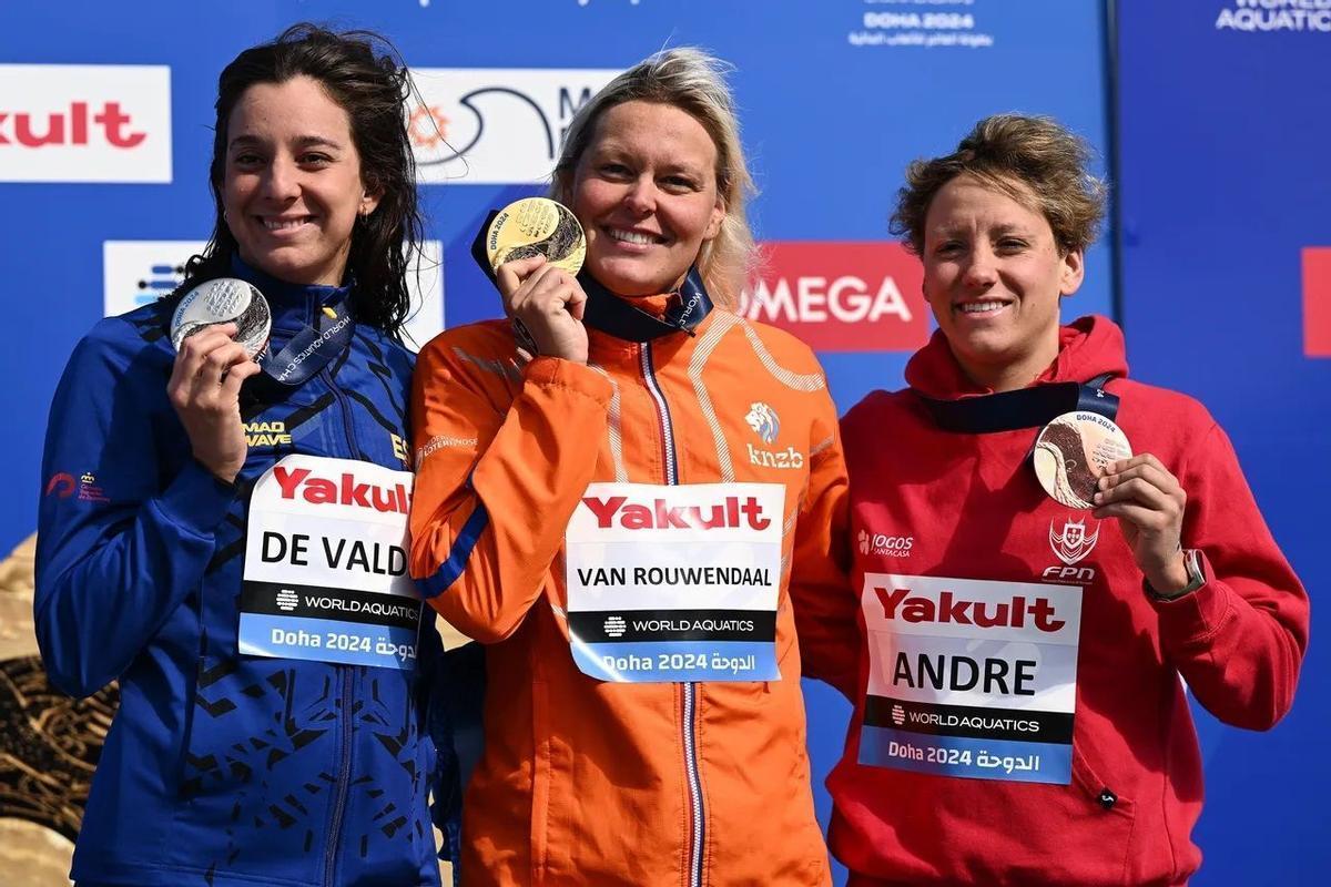 María de Valdés, plata en el Mundial de Doha 2024, en el podio.