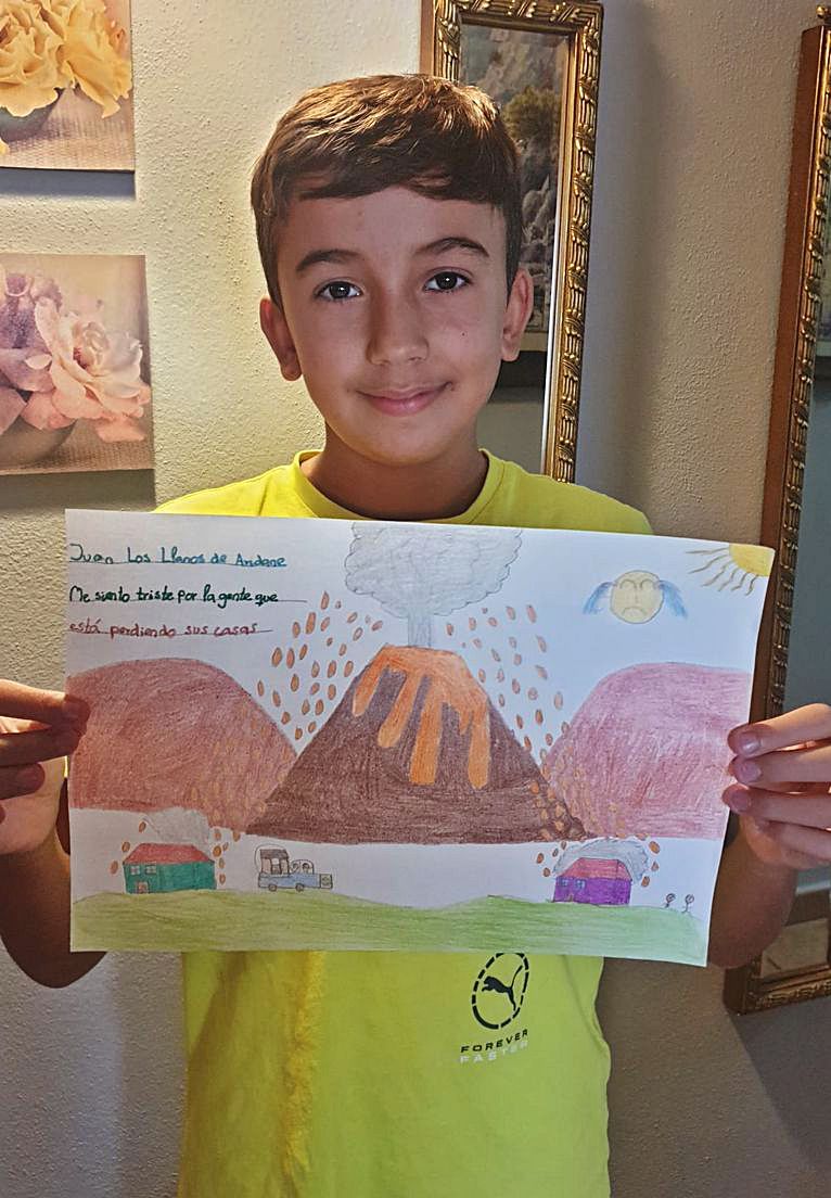 Juan, de 11 años y de Los Llanos de Aridane, sostiene su mirada sobre el volcán de La Palma.