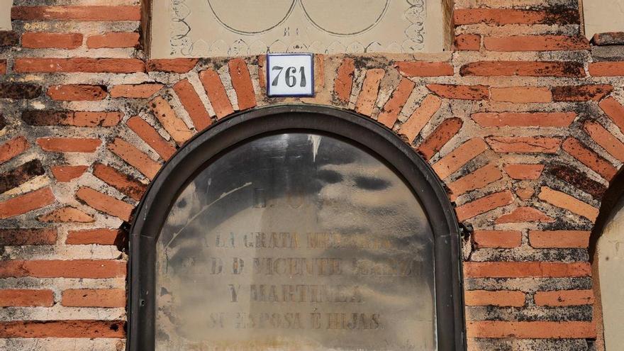 El Cementerio de València guarda un nuevo misterio: las dos 'caras' que inquietan a Rafael Solaz