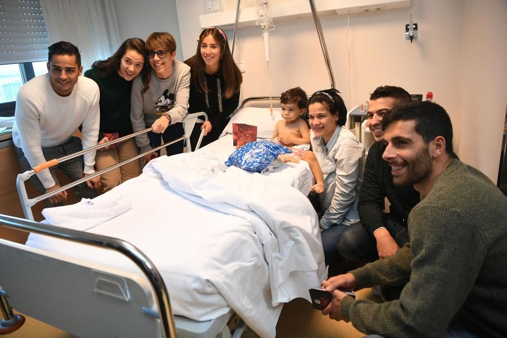 Dos futbolistas del primer equipo -David Simón y Eneko Bóveda-, junto a tres jugadoras del Deportivo Abanca -Cris, Laura y Miriam- visitam a los niños hospitalizados.