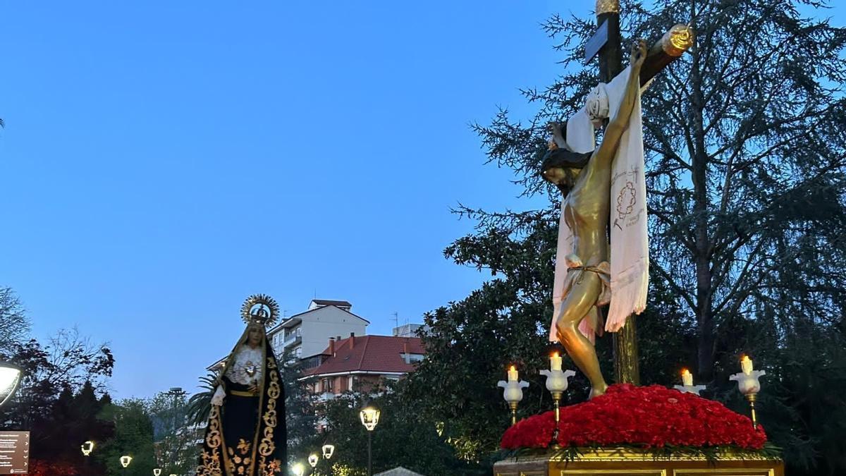 La Agrupación San Salvador, de la Hermandad de los Estudiantes de Oviedo, interpreta "La esperanza de María"