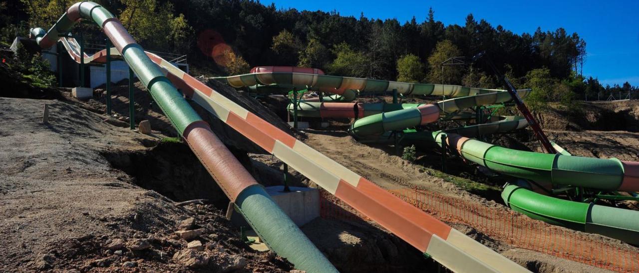 Algunas de las atracciones de agua ya instaladas en el futuro parque. |   // IÑAKI ABELLA