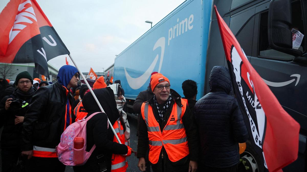 Empleados del centro de Amazon en Coventry, Reino Unido, protestan en defensa de sus derechos laborales.