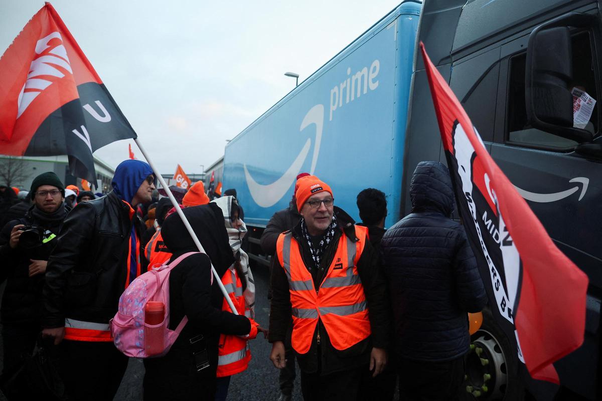 Milers d’empleats d’Amazon arreu del món protesten i van a la vaga durant el Black Friday