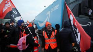 Empleados del centro de Amazon en Coventry, Reino Unido, protestan en defensa de sus derechos laborales.
