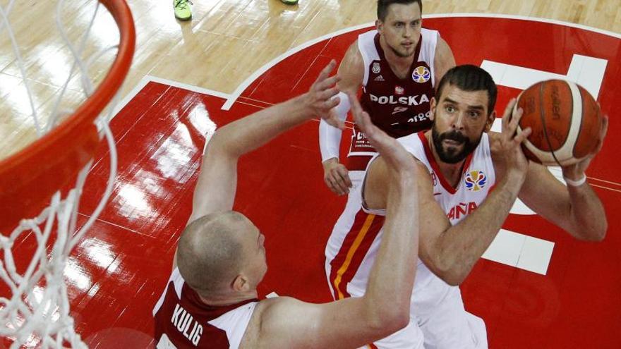 Marc Gasol trata de anotar ante dos jugadores polacos.