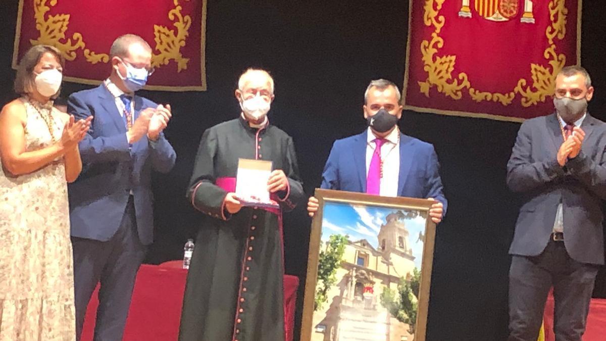 El sacerdote Fernanado Navarro ha sido declarado hoy hijo adoptivo de Aspe