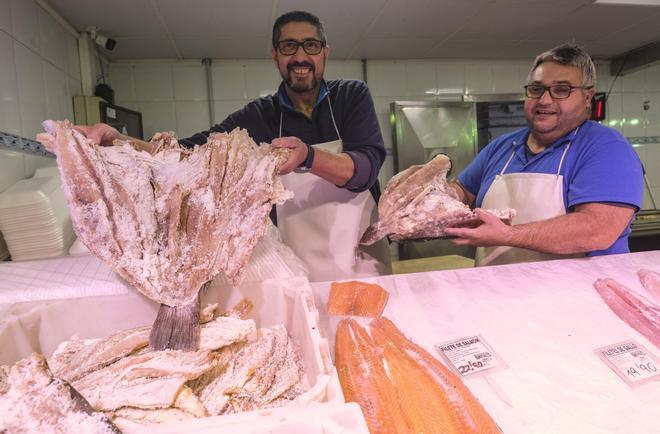 Los clientes hacen las compras en el Mercado de Vegueta para preparar el sancocho.