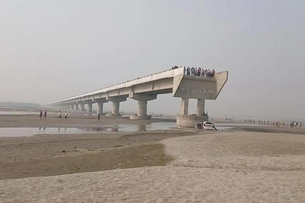 Imagen del coche semihundido en el cauce del río.
