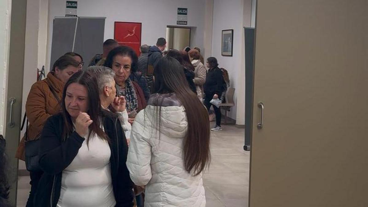 Colas en el Ayuntamiento de Montserrat para retirar la tarjeta de transporte gratuito.