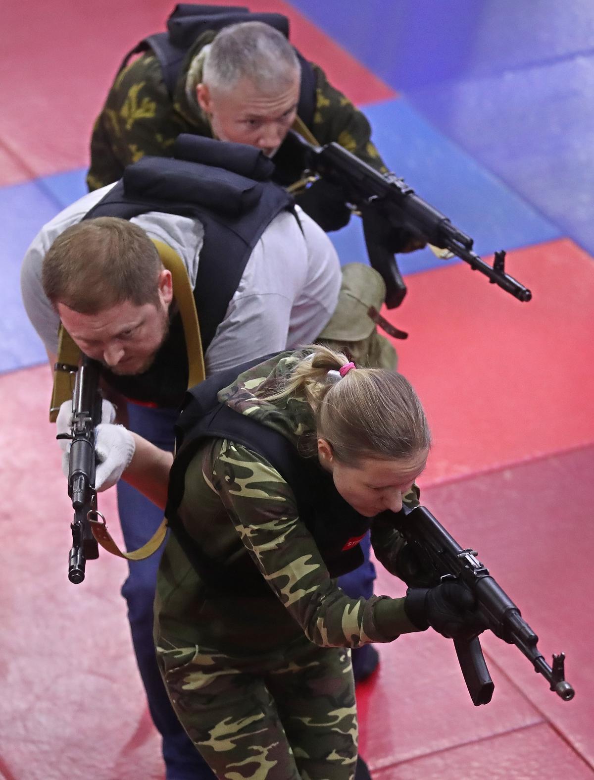 Ciudadanos de Moscú participan en un entrenamiento militar en el club militar-patriótico Yaropolk en Krasnogorsk