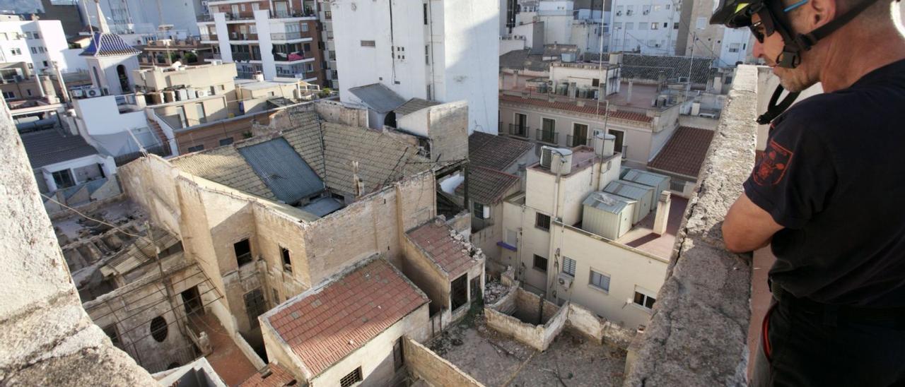 Vista del edificio abandonado desde la azotea de un edifico anexo. | JUAN CARLOS CAVAL