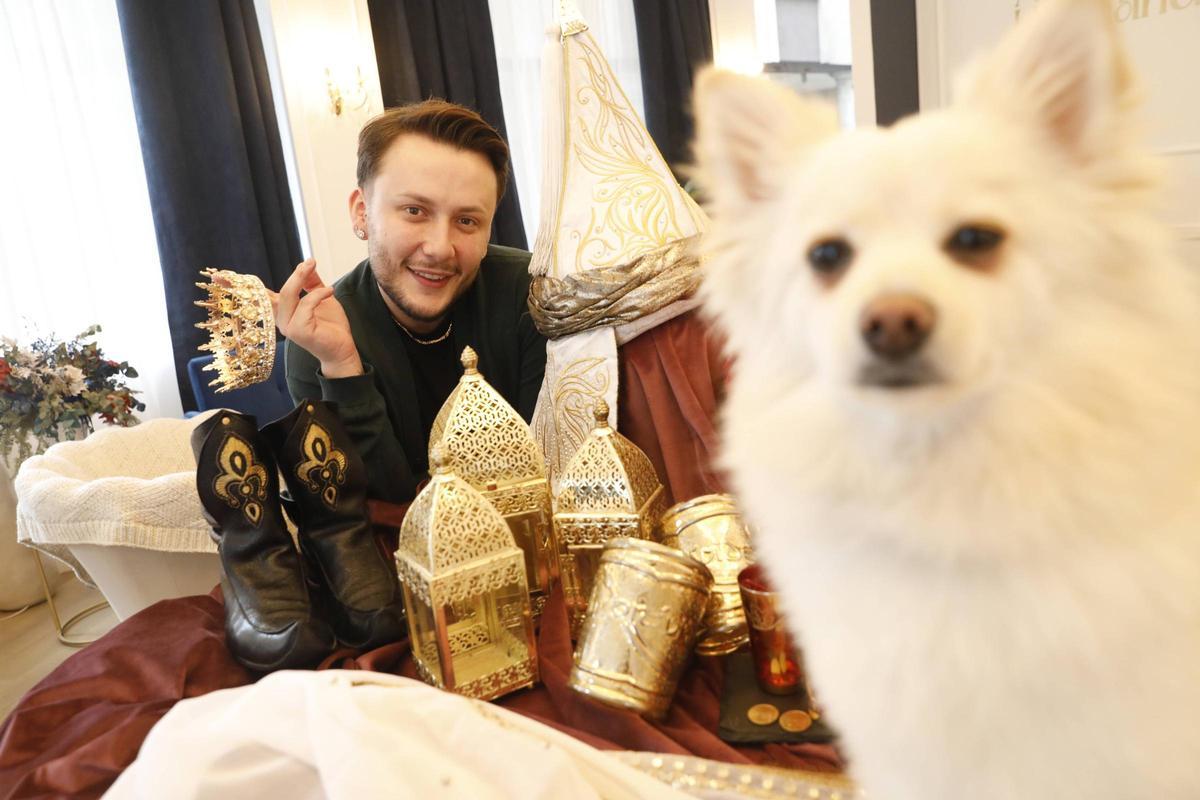 Agustín Hernández, con su perra Bambi en primer término