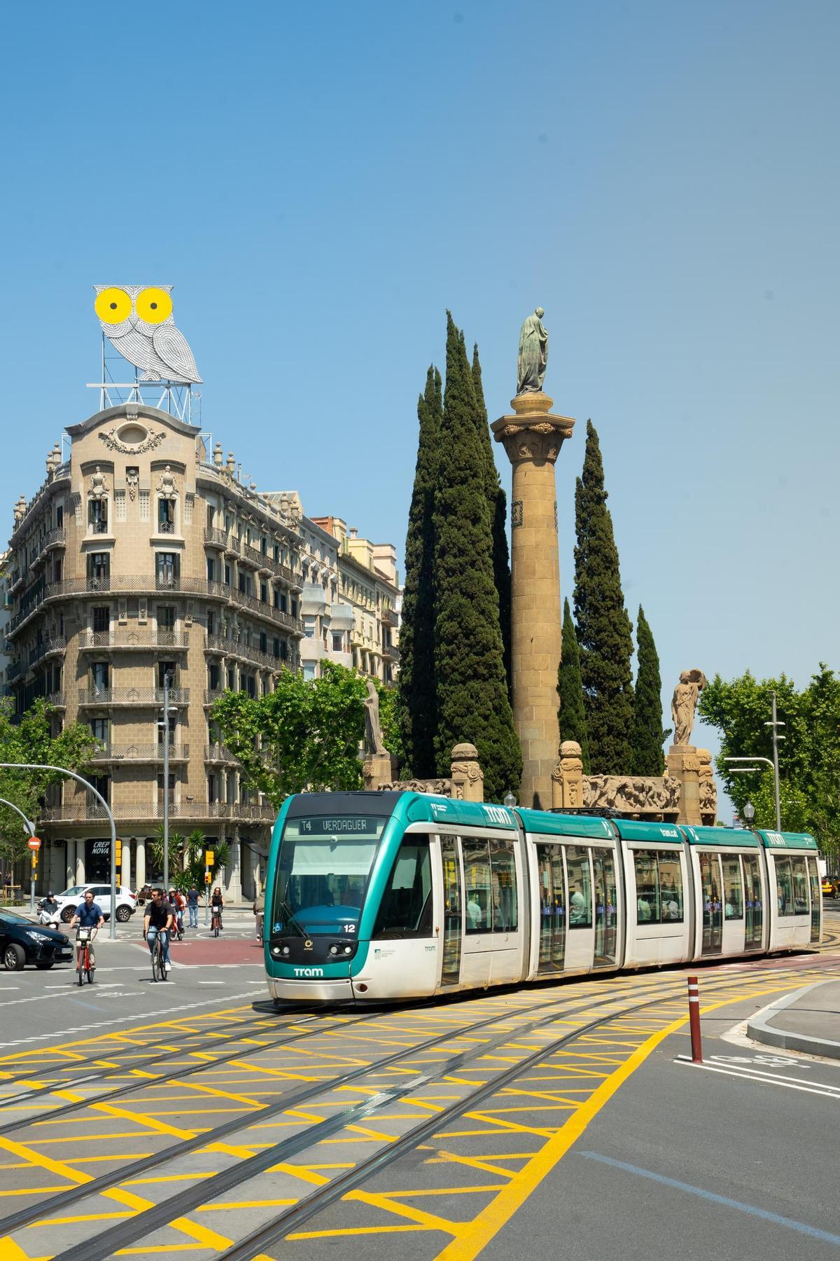 Tranvía a su paso por la Avenida Diagonal de Barcelona.
