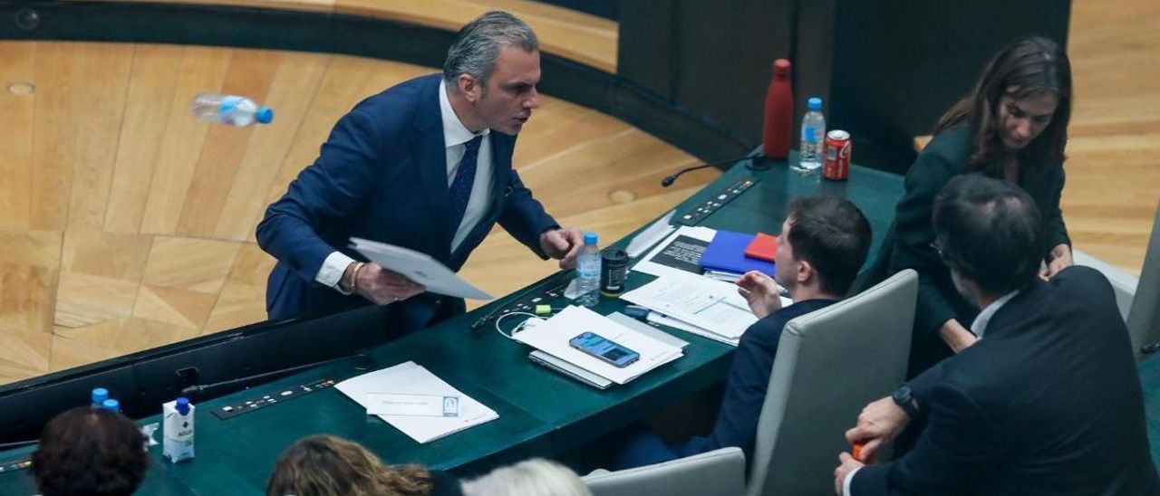 Momento en el que Ortega Smith se encara con Rubiño.