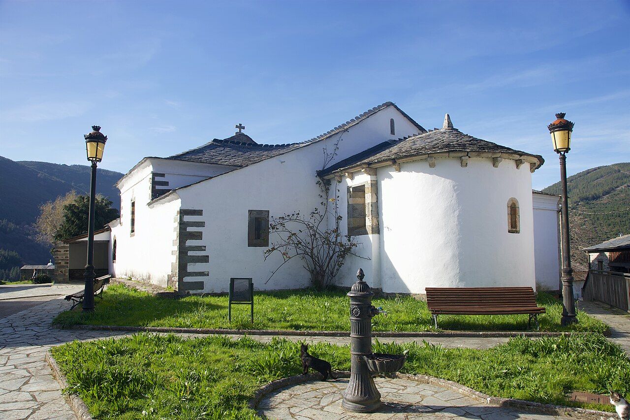 Iglesia De Santiago en Pesoz