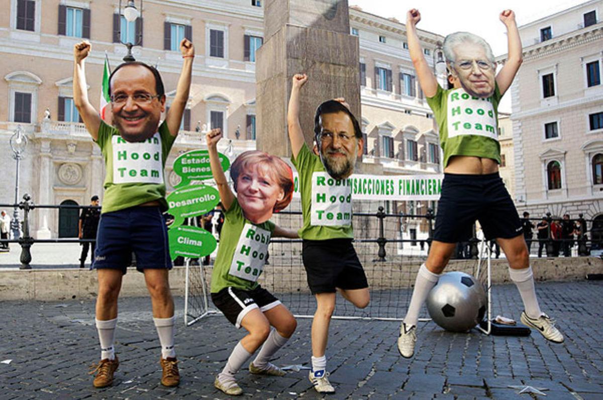 Quatre manifestants amb caretes de François Hollande, Angela Merkel, Mariano Rajoy i Mario Monti, durant una protesta contra la crisi econòmica davant del Palau Chigi, a Roma.
