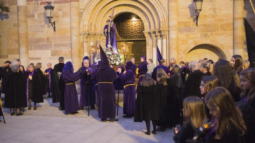 Semana Santa en Benavente: La Santa Vera Cruz tiñe la noche de morado