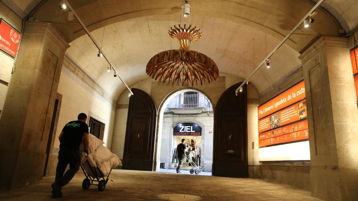 La entrada del Palau Savassona, sede del Ateneu Barcelonès, recientemente restaurada