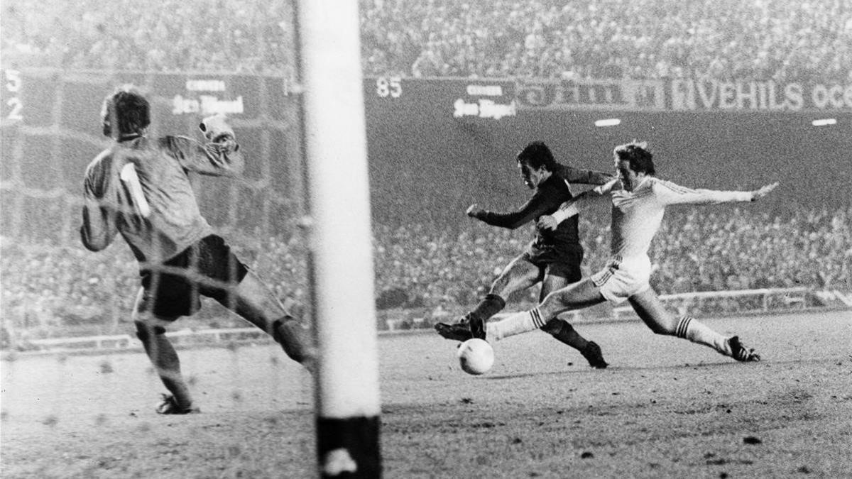 Zuviría dispara a gol en 1978 ante el Anderlecht, en Recopa.