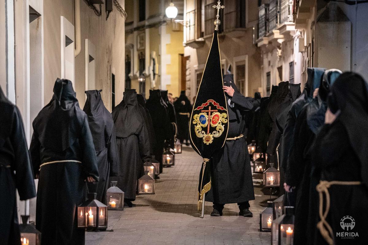 Fotogalería | Mérida se estremece con un multitudinario Vía Crucis en el Anfiteatro Romano