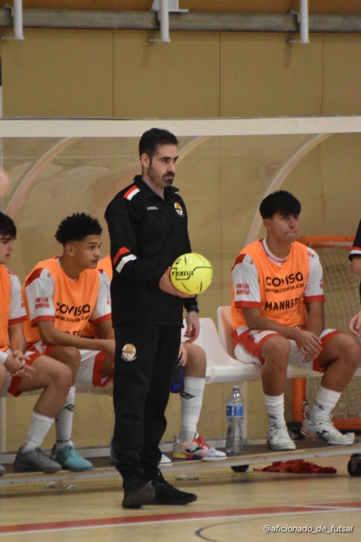 Xavier Santaella exercint d'entrenador a la base del Covisa