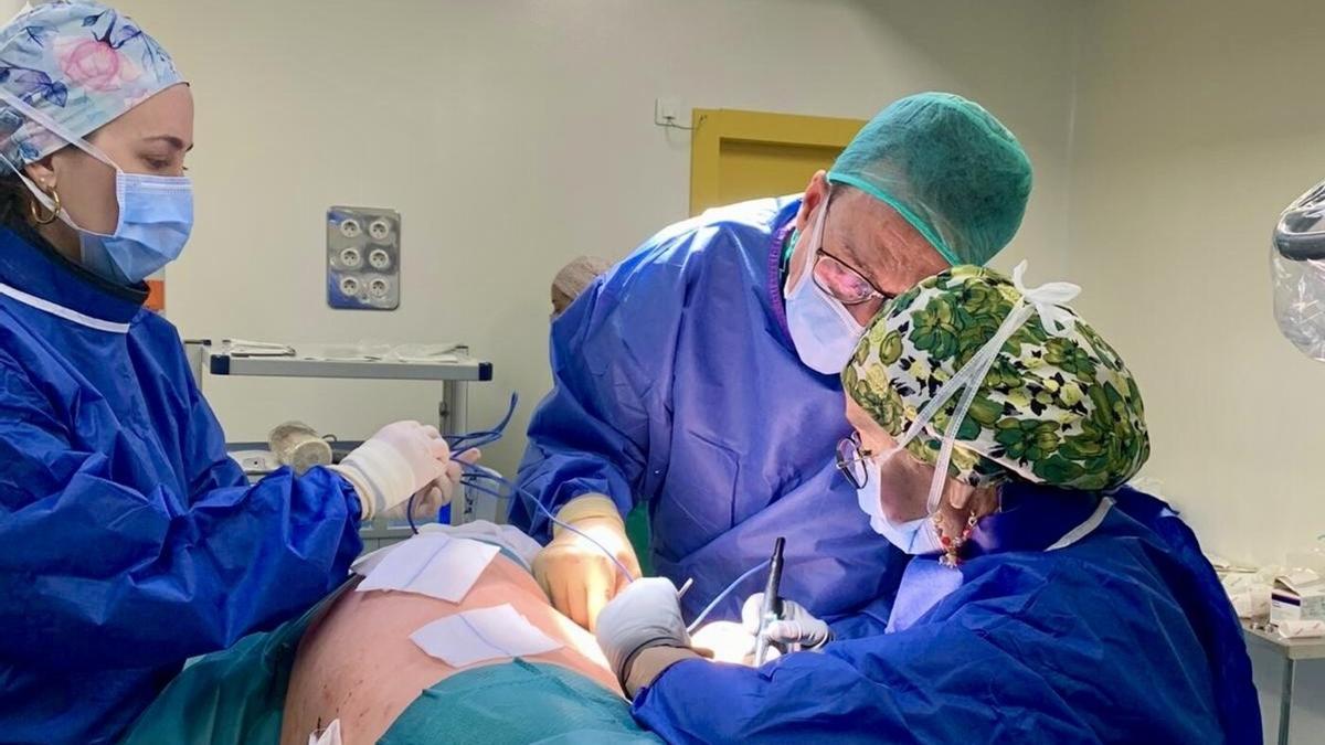 Intervención a un paciente en el Hospital  Molina Orosa para colocarle una bomba de infusión intratecal contra el dolor crónico,