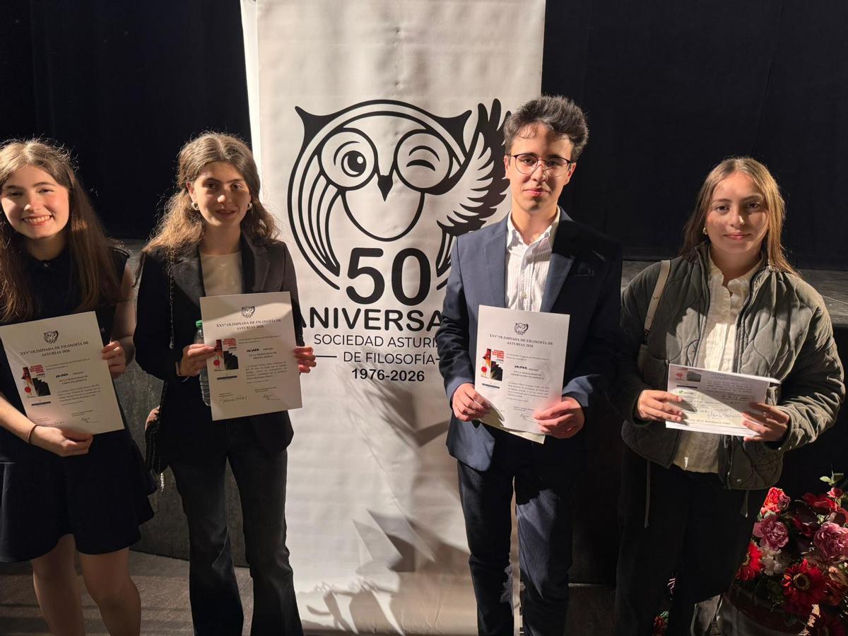 Por la izquierda, Julia Castilla Mauriz, Carlota Otero Arboleya, Mateo Cayarga Valle y Jimena Páramo Alonso, ganadores de la Olimpiada Filosófia en Asturias