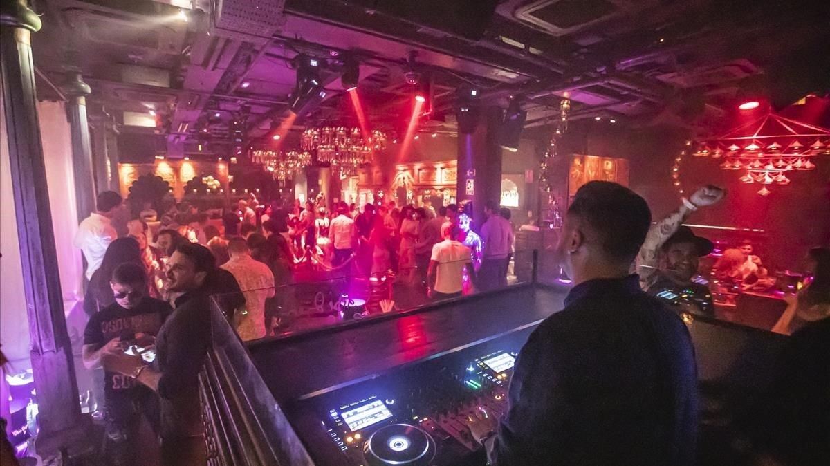 Ambiente en una discoteca de Barcelona, en junio.