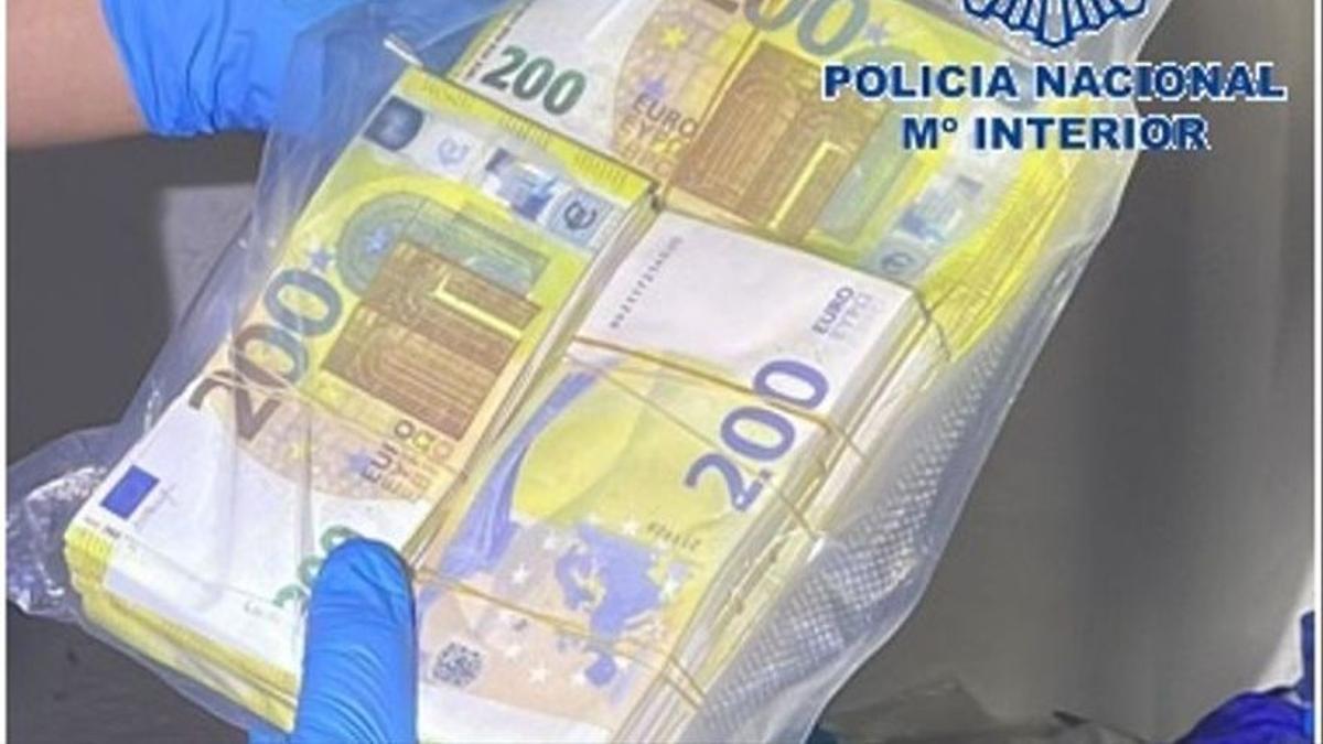 Detienen a un matrimonio en Málaga que guardaba 150 kilos de hachís y más de 200.000 euros en un trastero.