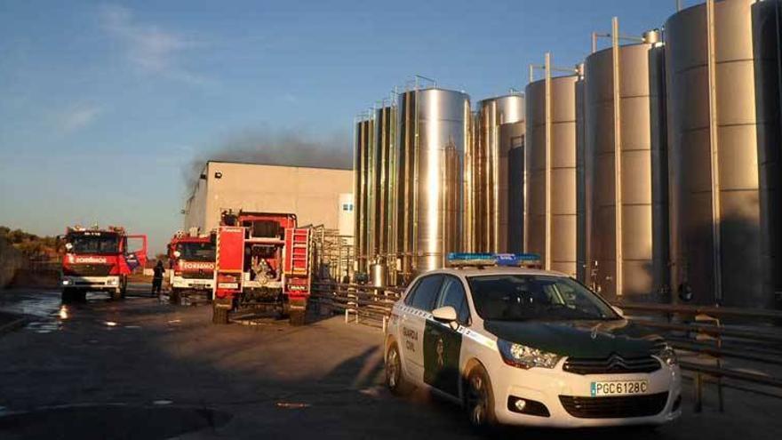 El fuego calcina una nave de las nuevas bodegas López Morenas