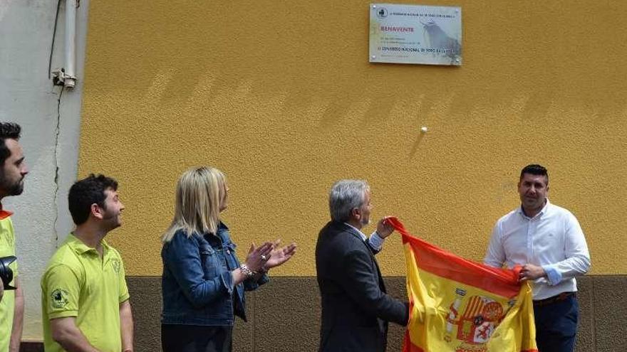 Placa en homenaje a la ABTE por el Congreso de toros de cuerda.