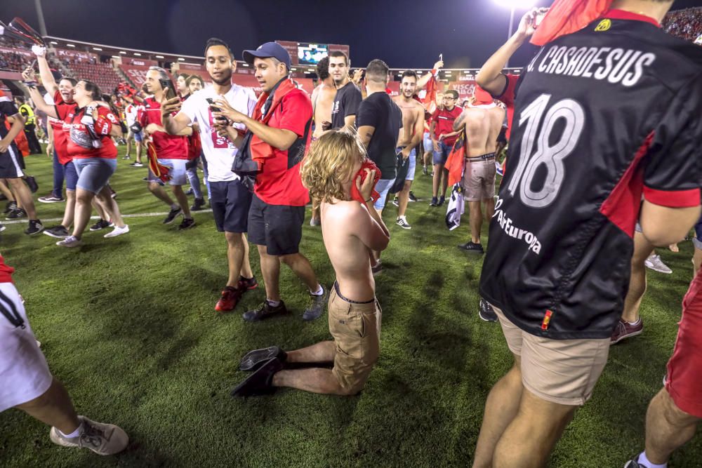 Los aficionados del Mallorca invaden el campo tras el pitido final