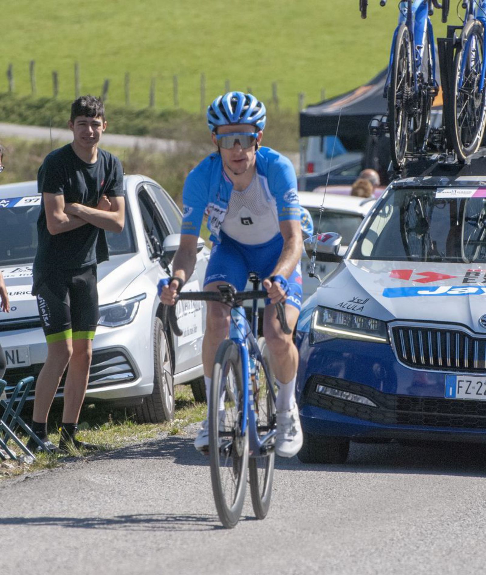 Simon Yates, sufriendo en la subida a El Acebo. | Miki López /  Roberto Menéndez