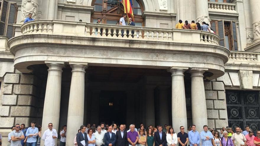 Concentración en la puerta del ayuntamiento.