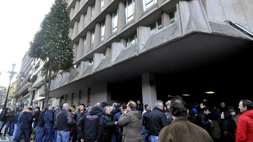 Participantes en la protesta convocada ayer ante las oficinas de Hunosa, en Oviedo.