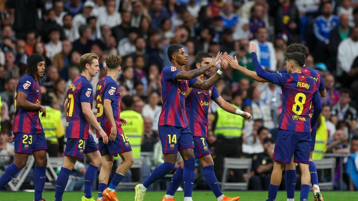 Los jugadores del Barça celebran un gol contra el Real Madrid. Todo en orden.