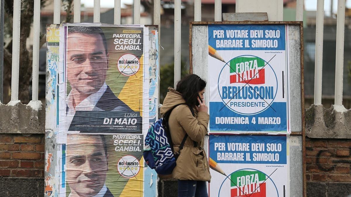 Carteles electorales en Pomigliano d'Arco, cerca de Nápoles